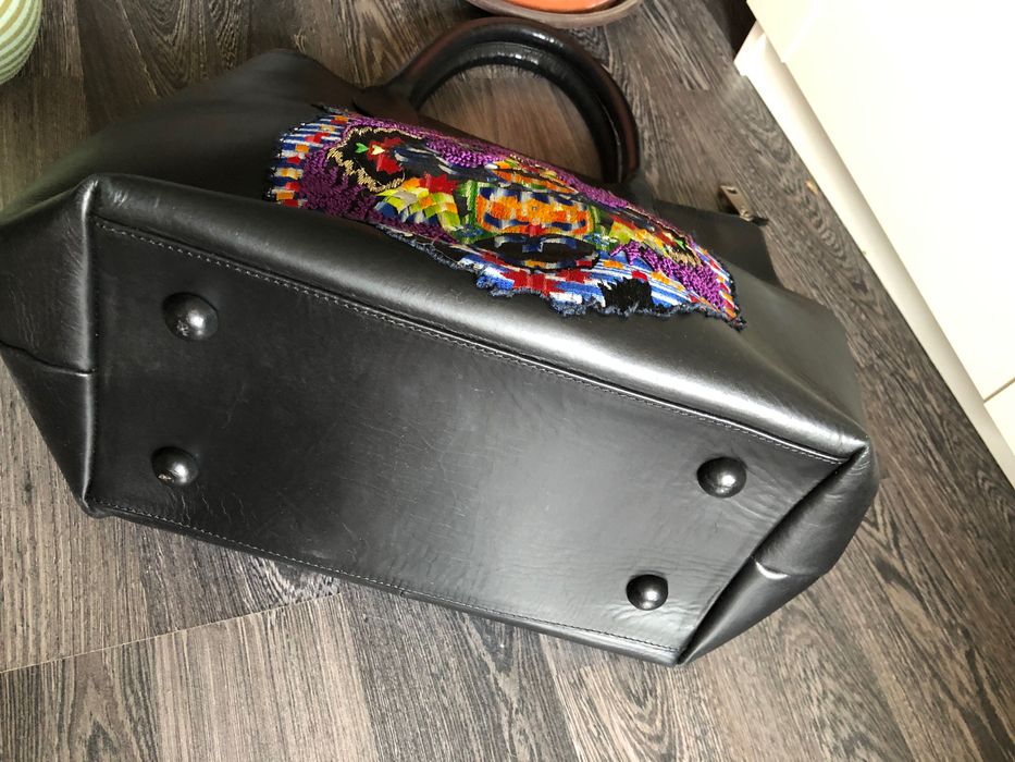 80 лв до 31.10Оригинална кожена чанта с апликация Manoush