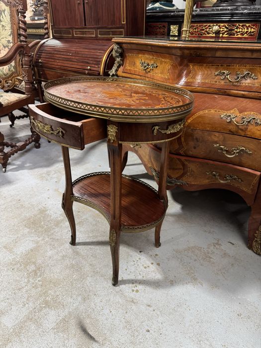 Masa din lemn cu intarsii si elemente bronz