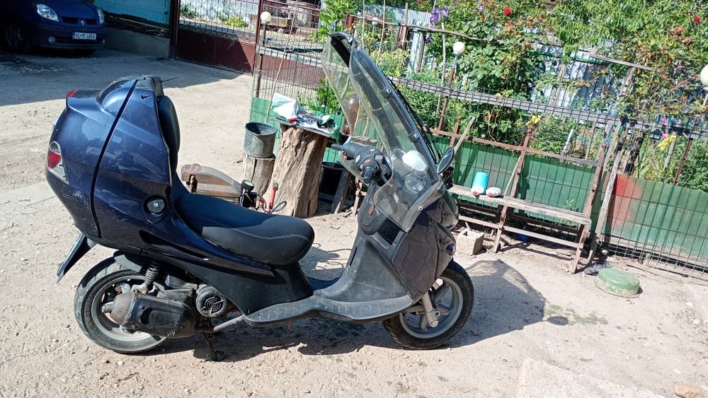 Vând motoreta benelli