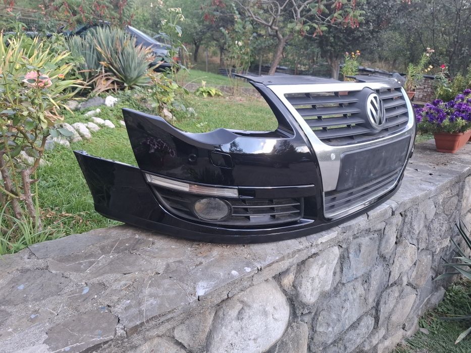 Vând bara fata VW PASSAT B6cu senzori și spalatoare negru LC9X