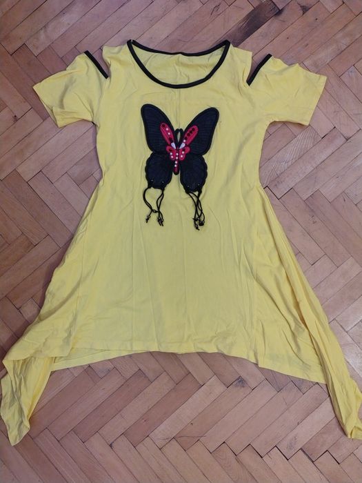 Туники -М размер различни цветове.6 евро на брой