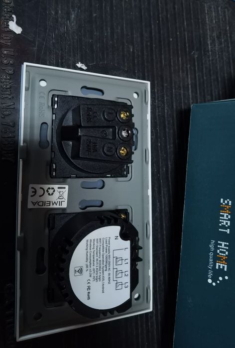 Panou de sticlă cu întrerupător tactil și priză