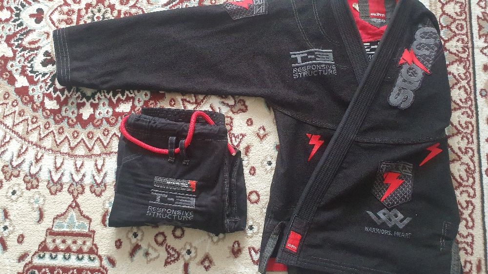 Продам кимоно в хорошем состоянии