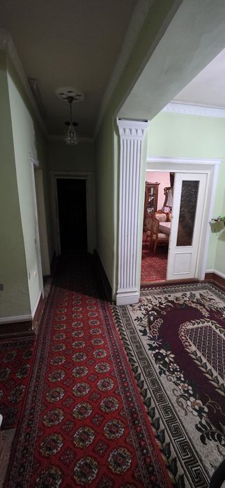 Beruni metrodan 1 km pasda Bankviskiy dom sotiladi 4 honali 3 etaj