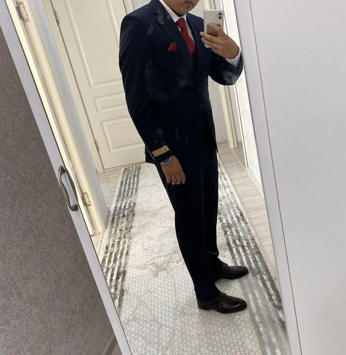 Мужкой костюм с галстуком