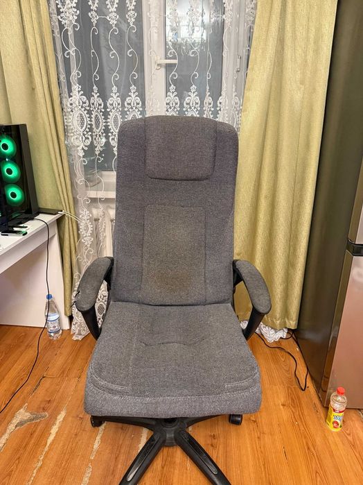 Офисное рабочее кресло