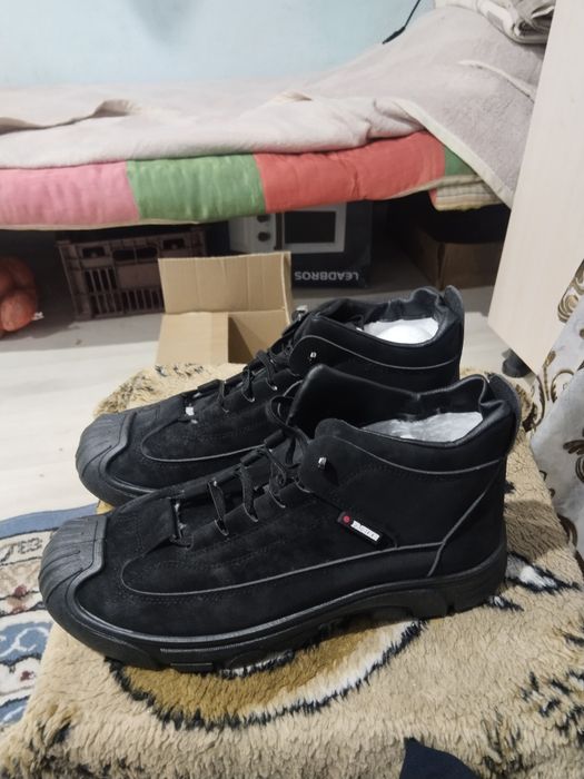 Продам кроссовки демисезонные 42р.