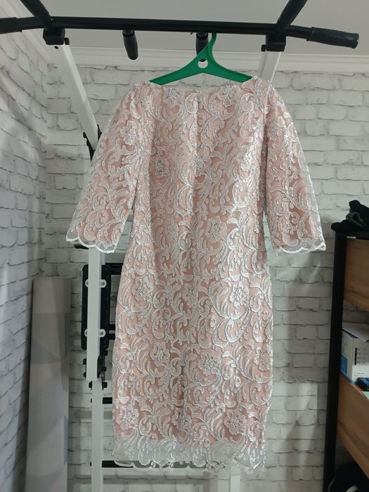 Продам платье футляр, гипюр