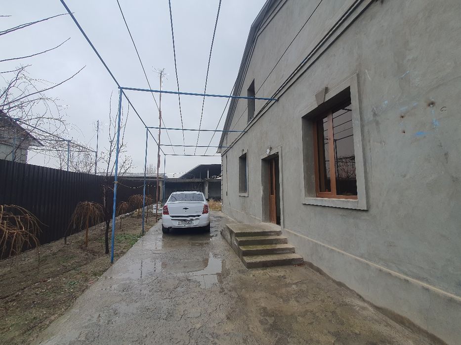 Участка сотилади, холати яхши, кирпичный дом, плита потолок.