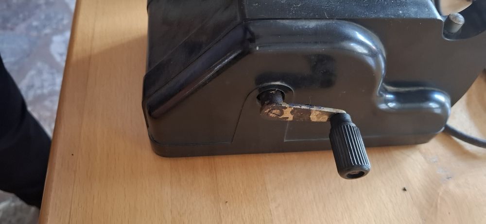 Много стар телефон с ръчка