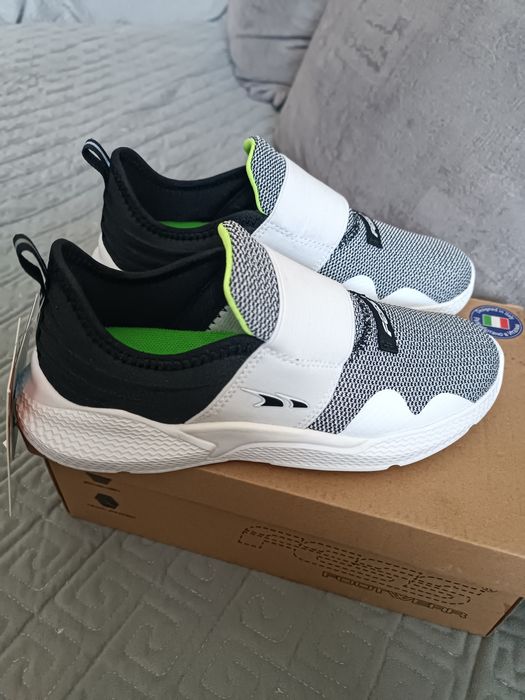 Фирменные  лёгкие кросовки