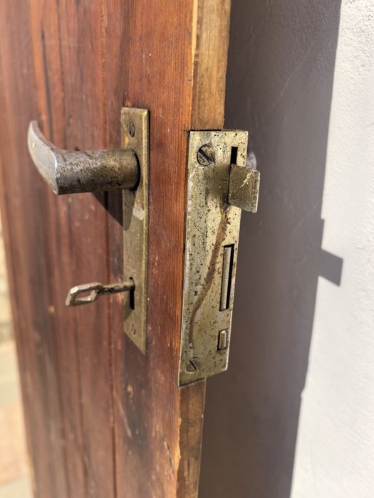 Дървена врата с брава и панти за двор ,изба.