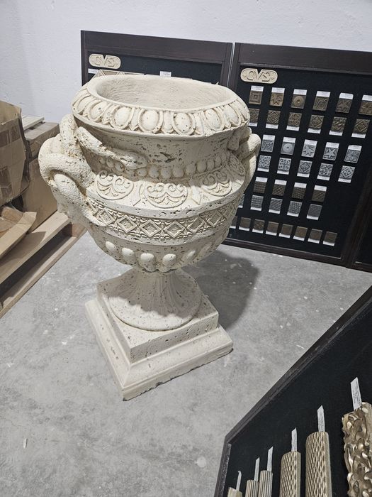 Jardinere din travertin sau ciment