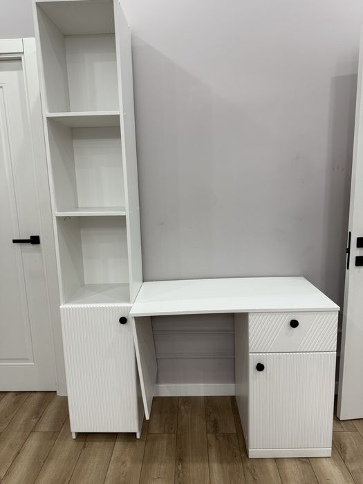 Продам стол+пенал для школьника