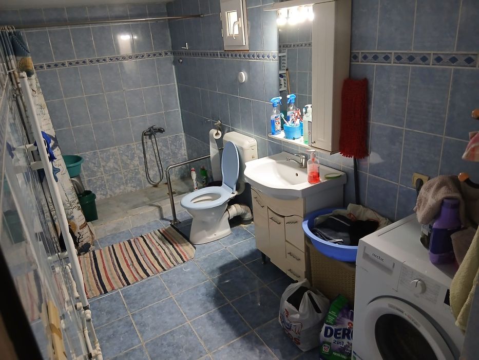 Inchiriez casa cu 2 camere ,bucătărie,baie