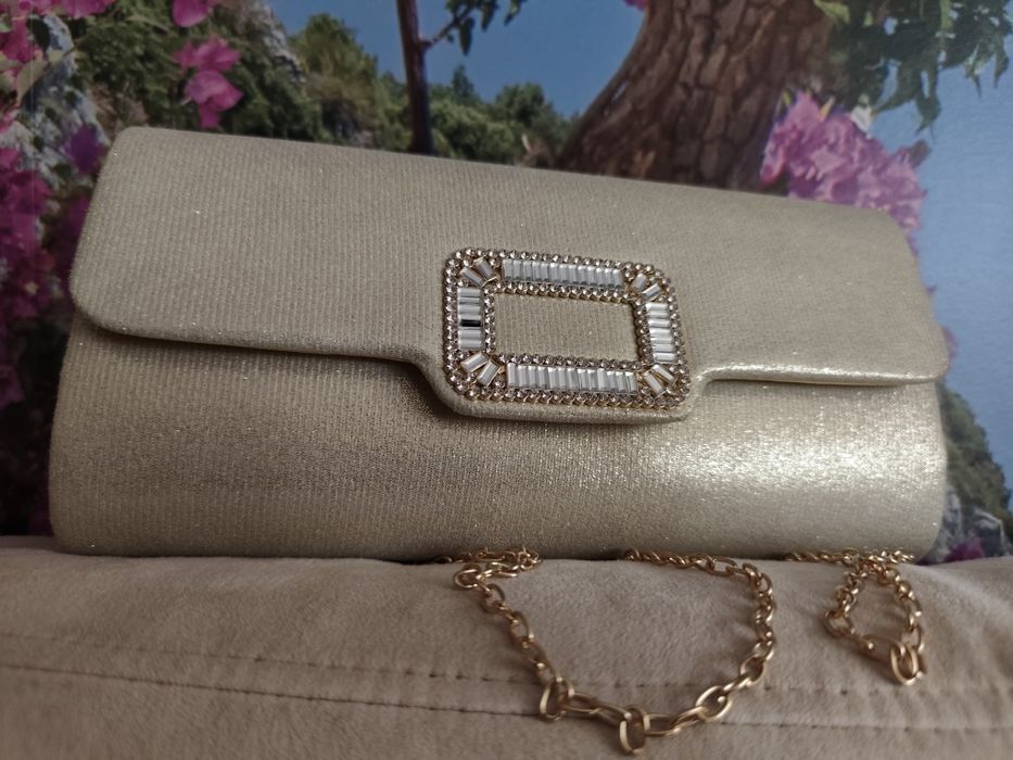 Страхотен комплект от златиста чанта+гривна+гердан