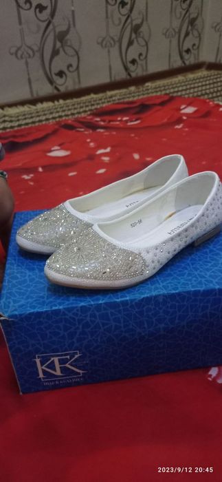 Oyoq kiyimlar sotiladi