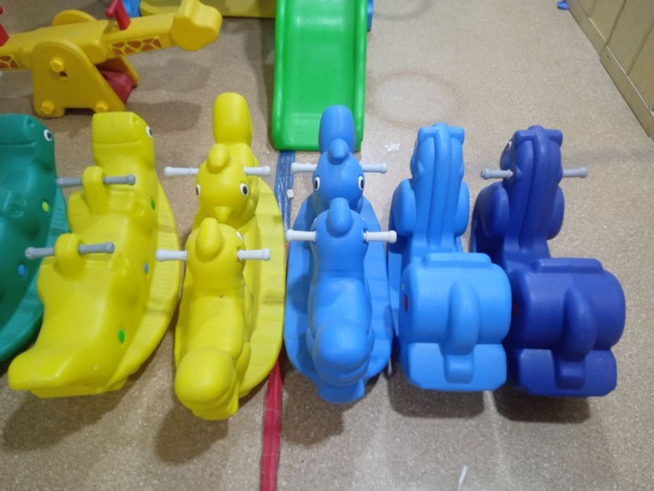 Детские качели из прочного пластика