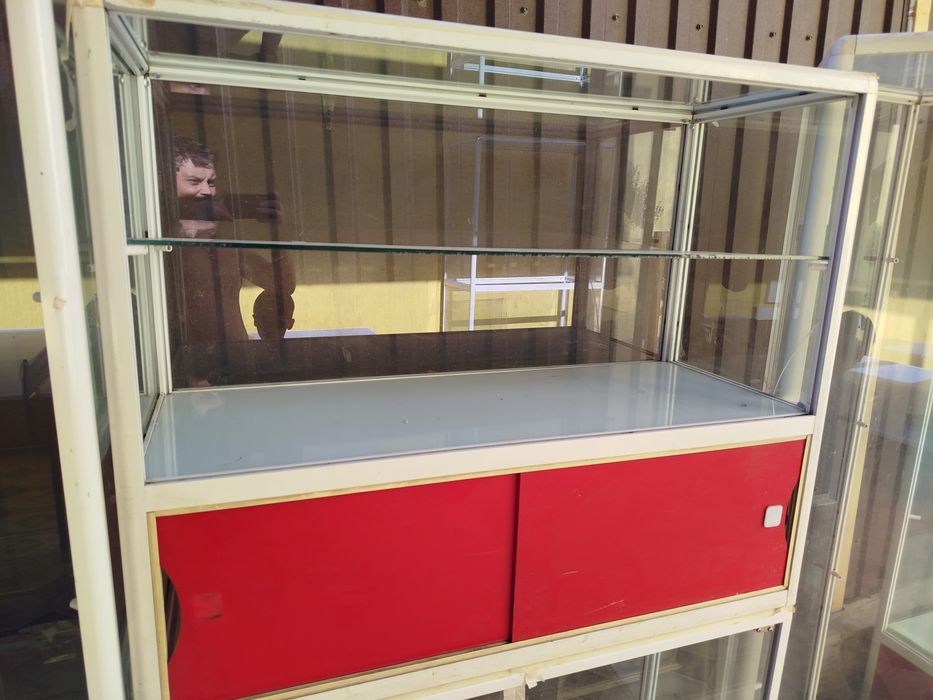 Витрины стеклянные, шкаф