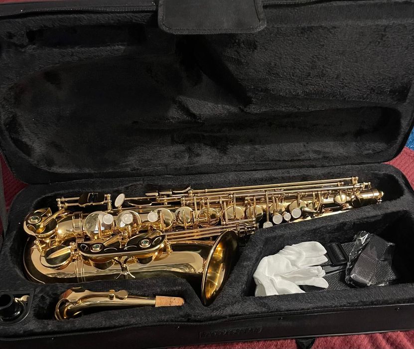 Vând saxofon nou