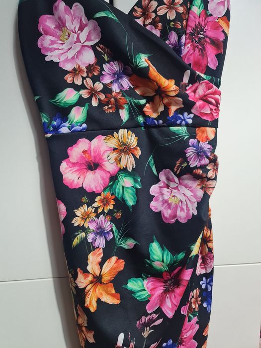 Рокля на цветя по тялото