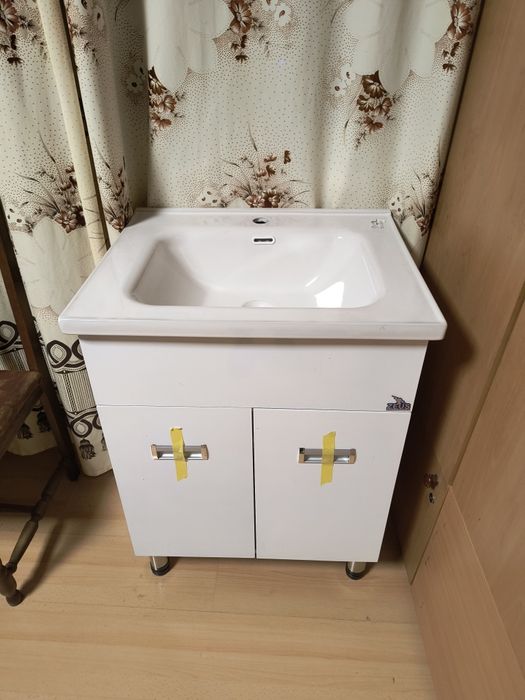 Голям ПВЦ шкаф за баня