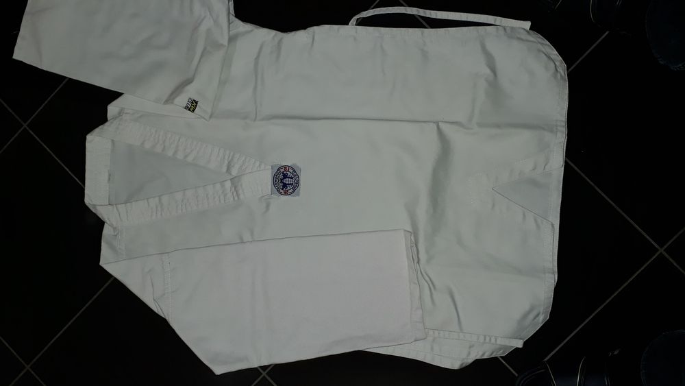 Спортен екип за бойни изкуства