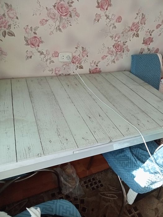 Продам кухонный стол и стулья