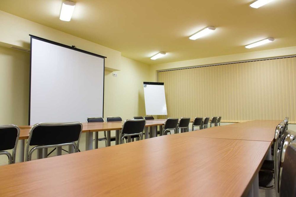 Дава се под наем Офис в Смолян, Каптажа - 400 кв.м за 600 € - Снимка #2