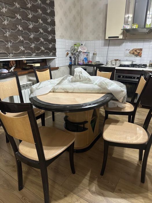 Продам обеденный стол со стульями