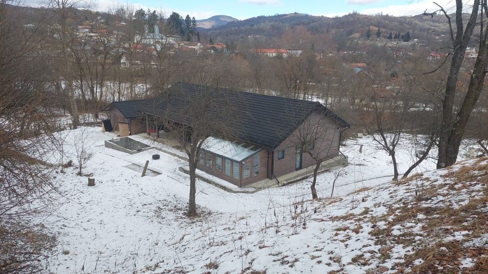 Casa Breaza, stil norvegian(Adunati), 3 ani vechime, din lemn masiv, teren 3865mp,1,5 ore pana la Bucuresti,  piscina incalzita, sera sticla,, magazie