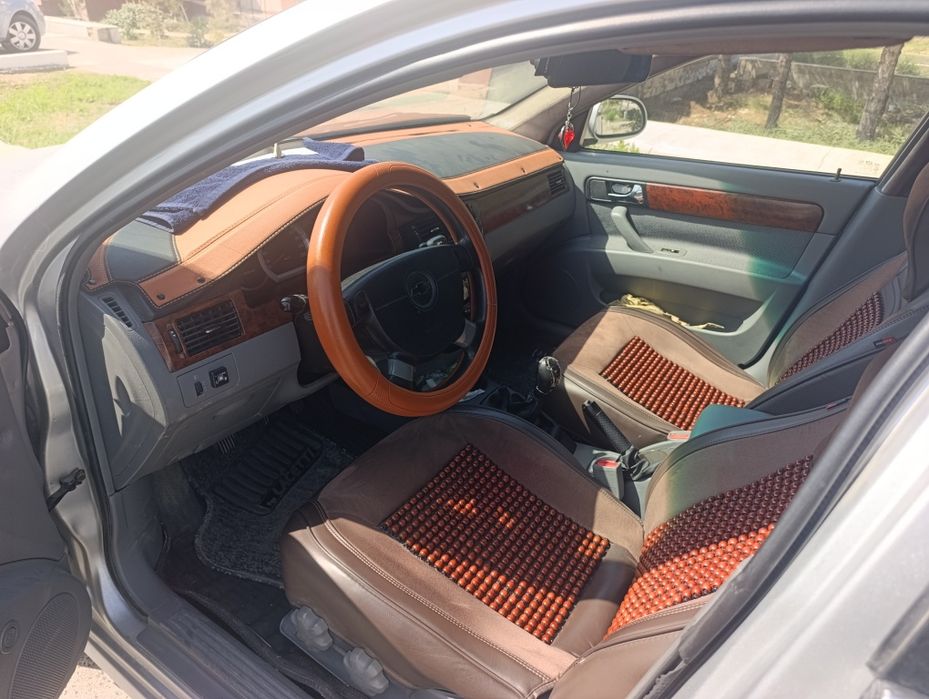 Lacetti 1.8 sotiladi