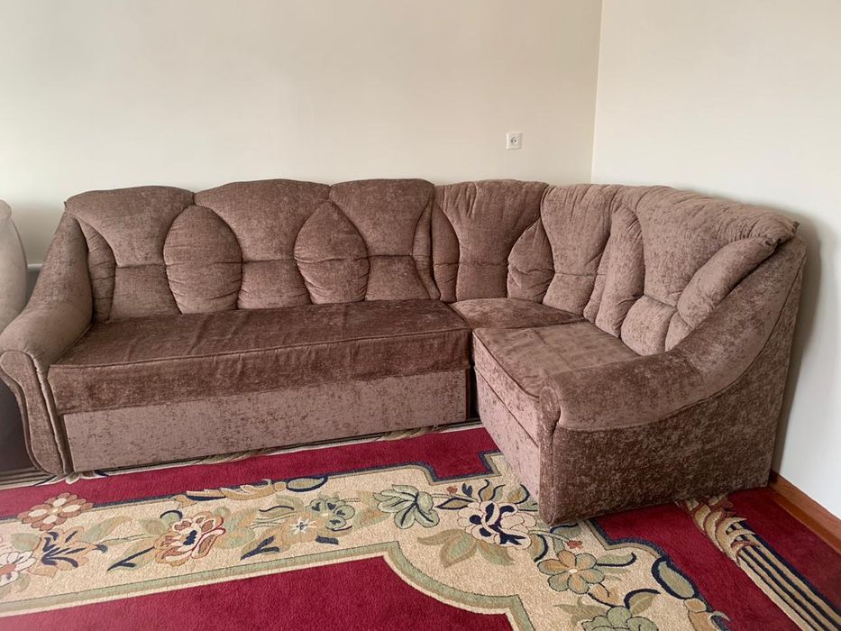 Угловой диван и два кресла..