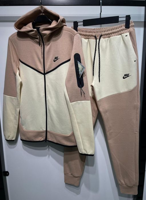 Vănd Nike tech oferta speciala