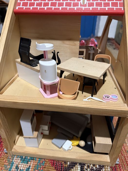 Продавам дървена къща за кукли