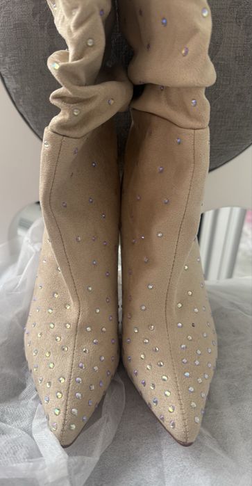 Велурени бежови боти с камъни