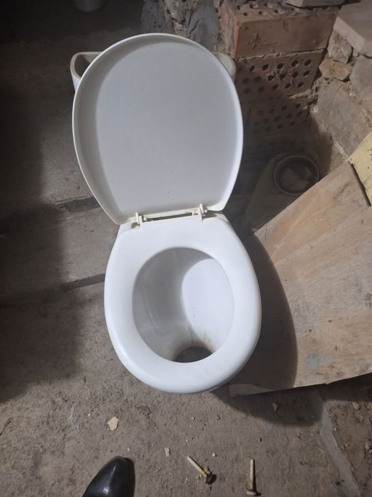 Продается импортный унитаз с бачком.