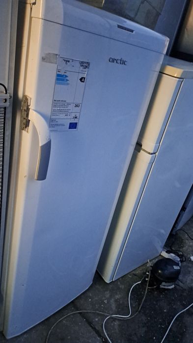 Vând congelator  artic