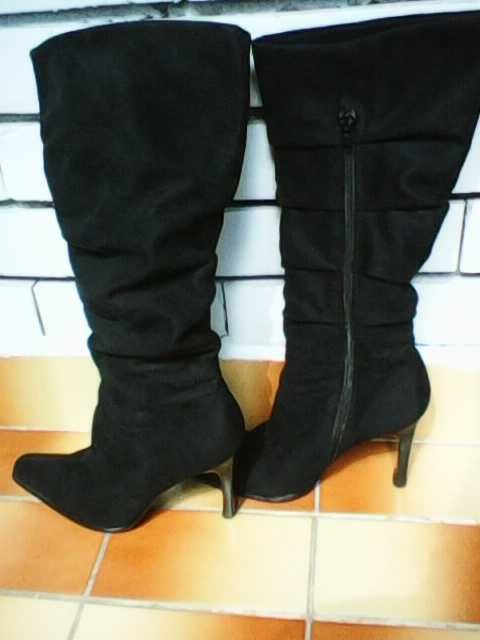 Продавам елегантни черни велурени ботуши на ток