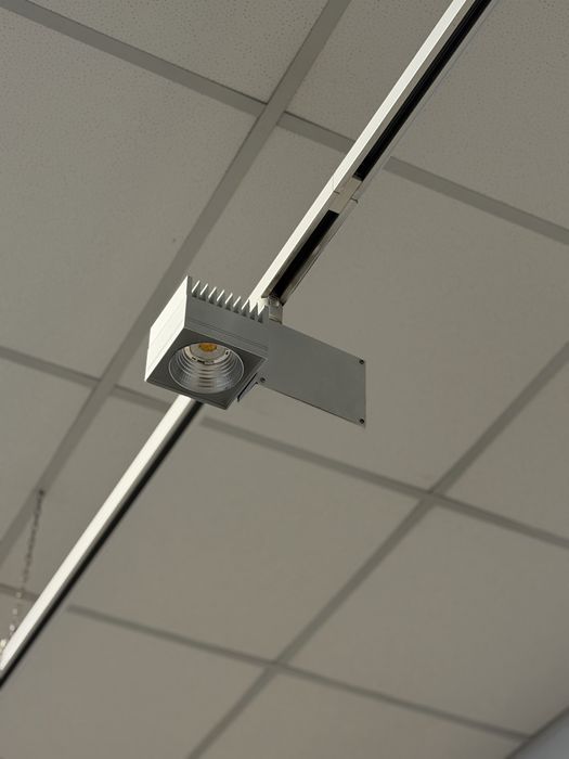 Plafoniera led pe sina