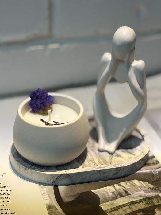 Свеча,статуэтка и поднос.