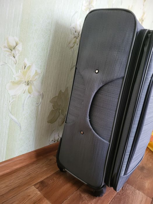 Продам чемодан большой