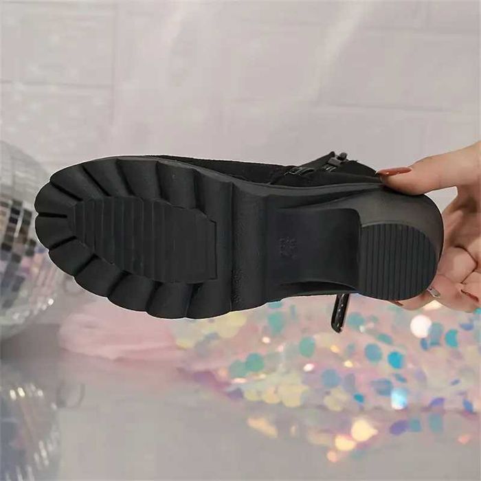 Зимни боти на платформа и ток