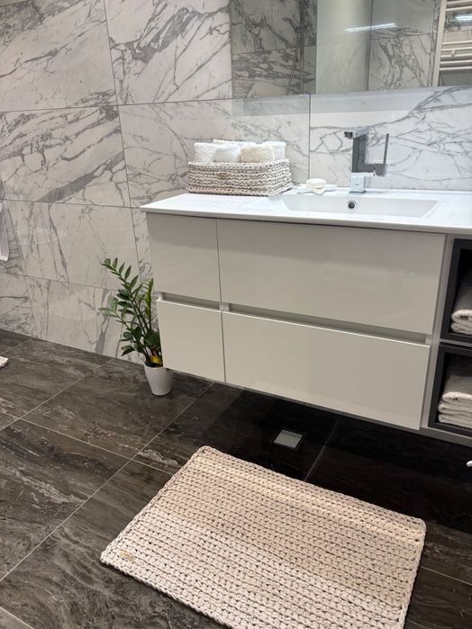 Комплект за баня,,Голямо килимче,малко килимче и панер.