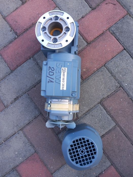Motor electric cu reductor