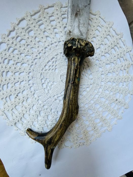 Красив стоманен нож с рог