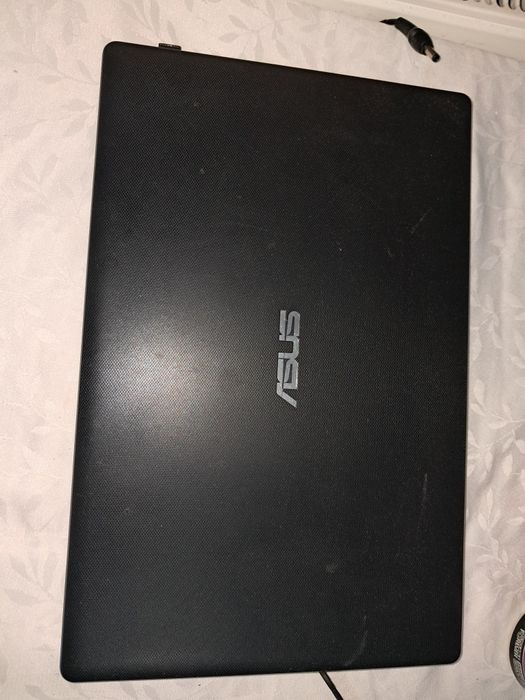 Vând sau schimb laptop