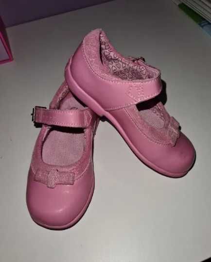 Детски обувки на Jack & Lily Timeless T-Straps Collection и на Clarks