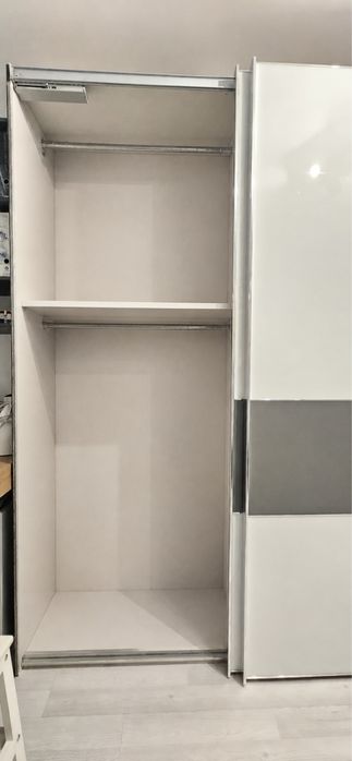 Vand dressing cu usi glisante placate cu sticla securizata 3.73 x 2.36 x 0.6 ( m )
