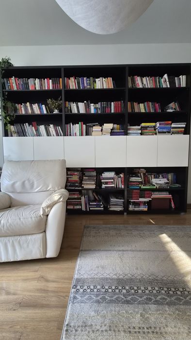 Vand biblioteca si comoda TV